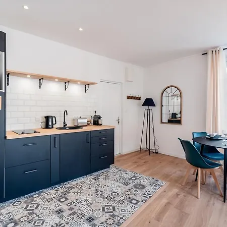 Black - Centre - Premium Apartment